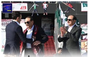 بلاول بھٹو نے فیلڈ مارشل عاصم منیر کو اجرک اور سندھی ٹوپی پہنائی