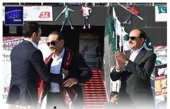 بلاول بھٹو نے فیلڈ مارشل عاصم منیر کو اجرک اور سندھی ٹوپی پہنائی